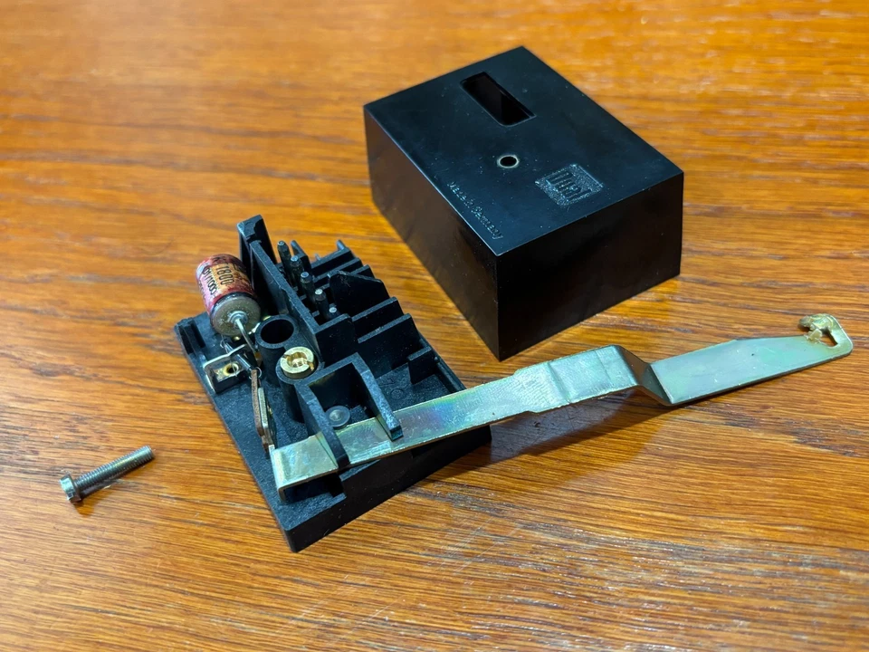 Piezas de tocadiscos dobles 1218 - Bloque de alimentación con interruptor de apagado automático Foto 1 de 1