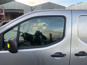 VAUXHALL COMBO-E DOOR GLASS WINDOW FRONT LEFT 2021-2024 - Picture 1 of 7