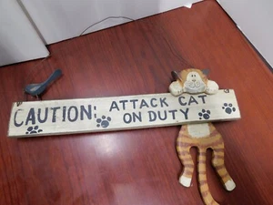 R1 niedliches Dekor 12 Zoll hängendes Katzenschild aus Holz Vorsicht Angriff Katze im Dienst orange Katze - Bild 1 von 2