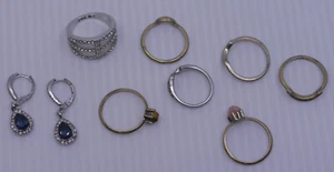 L - CHLOE & ISABEL JEWELRY LOT, 7 (SEVEN) RINGS & 1 (ONE) PAIR OF EARRINGS - Picture 1 of 12