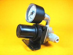 SMC - NAR2000-N01 - Pneumatic Regulator w/9143-06 Gauge, 0-160 psi - Bild 1 von 6