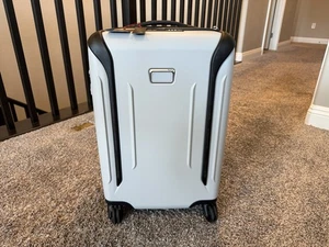 BRAND NEW TUMI Light Gray 22” Vapor International Expandable Carry On-TSA Lock - Picture 1 of 8