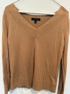 Suéter Pull Over Banana Republic Seda Cachemira, Mujer’s Talla Pequeña, Color Camel Foto 1 de 3