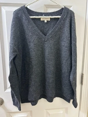 NUEVO Suéter para Mujer Lucky Brand Cuello en V Gris Oscuro Talla Mediana Silencioso Lujo SUAVE Foto 1 de 4