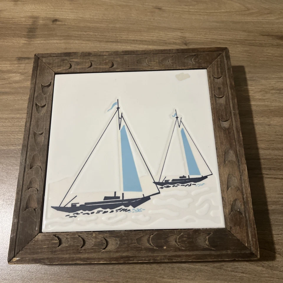 "Trivet cerámico con marco de madera vintage hecho en España veleros 8"" mediados de siglo moderno" Foto 1 de 4