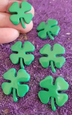 + Четыре листа клевер День Святого Патрика большого пальца руки Push булавки - 6шт набор - уникальный! - Изображение 1 из 4