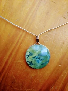 Colgante hecho a mano con Jaspe verde y alpaca. Plata alemana. Artesanía. - Imagen 1 de 2