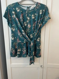 Oasis Top Size Medium Flattering Front Tie With Beautiful Floral Pattern - Picture 1 of 3