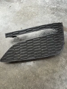 2016-19 Chevrolet Cruze Front Right Passenger Fog Lamp Cover OEM 23349817 - Picture 1 of 3