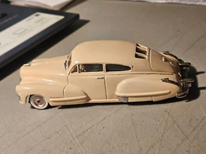 43RD AVENUE COLLECTION 1:43 1947 CADILLAC SERIE 62 CREMA FALTA PARACHOQUES DELANTERO - Imagen 1 de 10