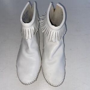 Minnetonka USA Made 100% leather moccasin soft sole ankle booties fringe sz 7.5