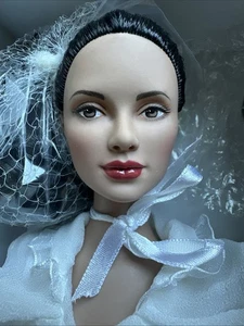 Tonner Tyler Wentworth 2005 Collezione BOHEMIAN BEAUTY ANGELINA 16” BAMBOLA NRFB - Foto 1 di 17