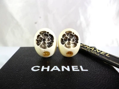 Pendientes CHANEL Excelente Estado Marca Coco Camelia Grabados Negro x Blanco x Foto 1 de 4
