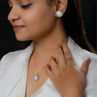 Collares de ágata drusa natural y aretes irregulares blancos Foto 1 de 2