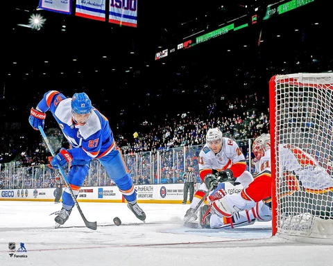 Anders Lee New York Islanders Unsigned Alternate Jersey Shooting Photograph Cover