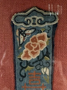 Antikes chinesisches besticktes Seidenfächergehäuse Ende Qing 19. Jh. gerahmt - Bild 1 von 8