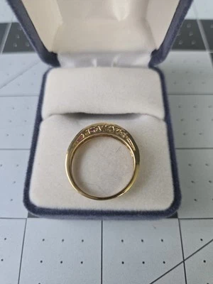 Banda para mujer de rubí y diamantes "I Love You" en oro de 10k. Foto 1 de 4