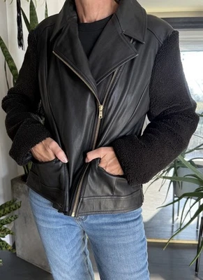 Chaqueta de cuero para mujer Cole Haan, negra talla L, herrajes dorados, brazos de oso de peluche Foto 1 de 4