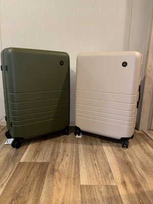 Monos luggage set brand new in box. Carry-ons Large hybrids. Combination lock - Image 1 of 4