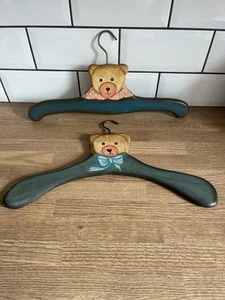 2 x Oso de peluche de madera vintage niño y niña pintado a mano percha arte popular - Imagen 1 de 4
