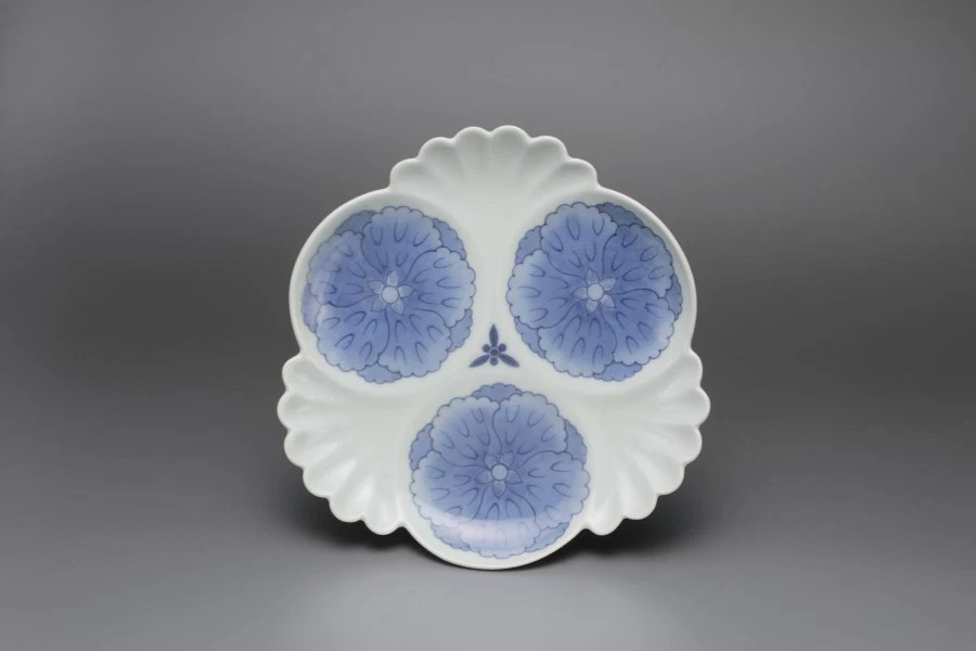Nabeshima Ware – Fuyo (Hibiscus) Design Shaped Dish, Mid Edo Period - Image 1 of 1