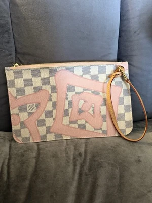 Muñequera Louis Vuitton Pochette Damier Azur Rose Tahitienne envío gratuito Foto 1 de 4