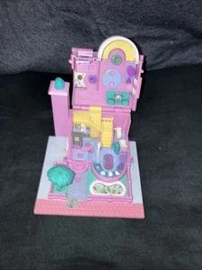 VINTAGE BLUE BIRD POLLY POCKET HOUSE WITH 1 CHARACTER 1993 BAY LIGHT WORKS - Bild 1 von 8