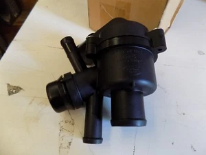 GENUINE Range Rover Sport & Discovery 3.0 TDV6 Thermostat & Housing LR033675 - Picture 1 of 1