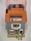 Maison de poupée vintage 1978 Fisher Price #250 dans sa boîte avec figurines et découpes