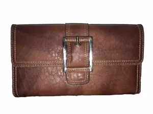 PORTAFOGLIO POCHETTE TRI-FOLD NINE WEST marrone ecopelle carte libretto assegni fibbia a scatto - Foto 1 di 11