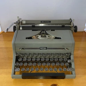 Vintage Royal Quiet De Luxe Manual Portable Typewriter  No Case - Picture 1 of 7