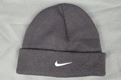 Nike Gorro Acanalado con Puños Sombrero de Invierno Niño Pequeño Talla Única Gris Swoosh Foto 1 de 4