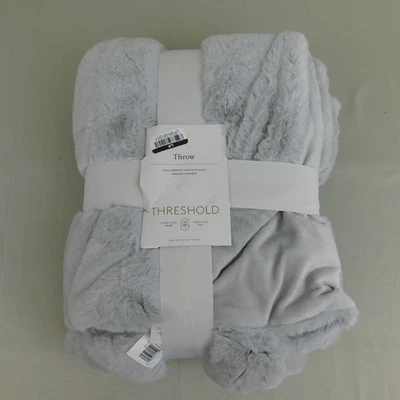 Cobertor de arremesso reversível Threshold 50" x 60" pele de coelho falsa cinza claro #C868 - Imagem 1 de 4
