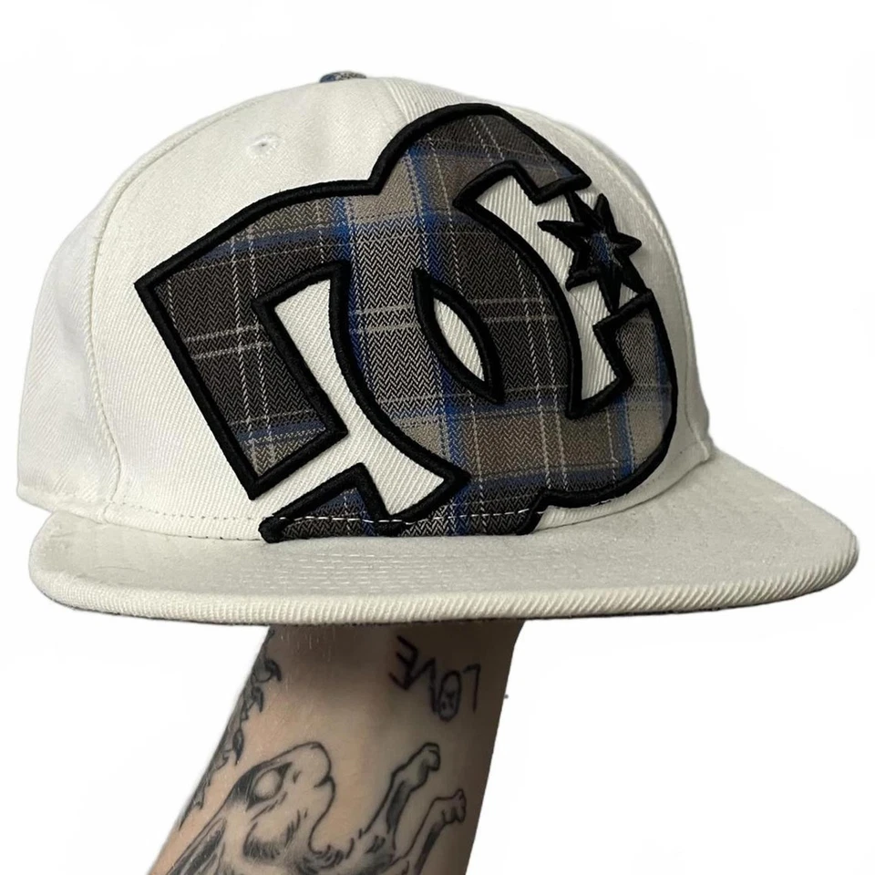 Gorra de Colección DC X New Era Ajustada Blanca y Azul Patchwork Bordada Talla 7 1/4 57,7 cm Foto 1 de 4