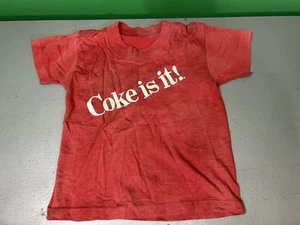 COKE IS IT! Camiseta Juvenil Vintage Años 70 Años 80 Pequeña Roja Niños Coca-Cola - Imagen 1 de 15