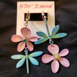 Pendientes de gota Betsey Johnson de libélula y flores desajustados dorados, rosados y azules nuevos con etiquetas - Imagen 1 de 2