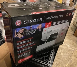 Macchina da cucire Singer Heavy Duty 4452 con 32 punti integrati - Foto 1 di 1