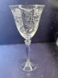 Copa de vino de agua rara Horta de Anthropologie grabada con patas acampanada - Imagen 1 de 12