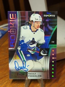 2021-22 UD Synergy Rookie Auto Purple /99 #108 Vasily Podkolzin - Vancouver - Afbeelding 1 van 2