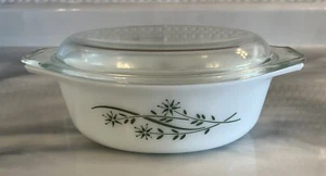 Vintage Pyrex "Green Honeysuckle" Small Casserole Dish w/ Lid 1 .5 Qt. - Picture 1 of 12