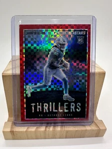 2023 Novatos y Estrellas Jahmyr Gibbs RED CUADROS PRIZM THRILLERS #TH-11 Leones RC - Imagen 1 de 6