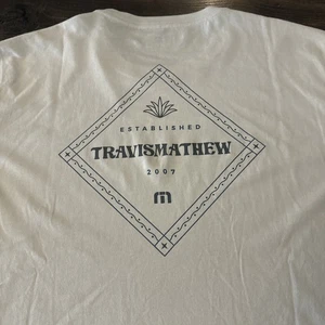 Camiseta de golf Travis Mathew para hombre Wasting Time California Moonbeam XXL NUEVA CON ETIQUETAS - Imagen 1 de 6
