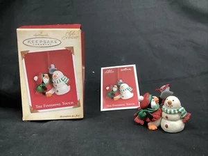 Neu im Karton Hallmark Andenken Ornament "The Finishing Touch" (2004) QXC4008 - Bild 1 von 12
