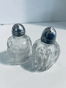 "Salero y pimentero de vidrio grabado con corte floral MCM con tapas de aluminio de 3"" de alto" - Imagen 1 de 7