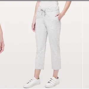 Lululemon On The Fly crop 23”, rayas grises, talla 4 B103 - Imagen 1 de 8