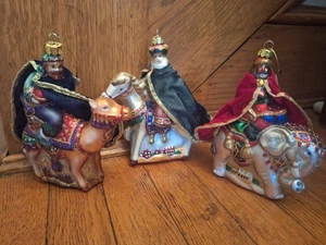 Vidrio soplado a mano 3 sabios con capas de tela viajando en camello, elefante, caballo - Imagen 1 de 17