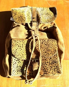 Mochila escolar Jane Marie de cuero de vaca con estampado animal marrón *2,3 - Imagen 1 de 5