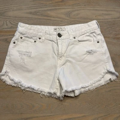 Pantalones cortos de mezclilla Free People blancos para mujer talla 26 desgastados elásticos dobladillo crudo Foto 1 de 4