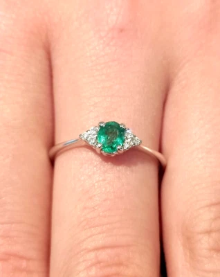 Anillo de Oro Blanco 18CT 750 Con Esmeralda CT 0,32 y Diamantes CT 0,05 (1771) - Imagen 1 de 4