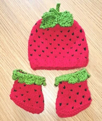 SOMBRERO Y BOTAS BEBÉ FRESA; Hecho a mano por encargo; Elección de tallas; Género neutro Foto 1 de 4